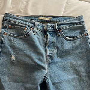 Levi’s medium wash Wedgie Jeans size 27